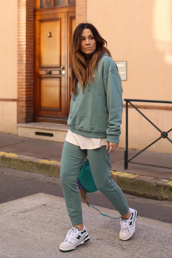 https://www.taaora.fr/blog/wp-content/uploads/2022/02/tenue-sweat-pantalon-jogging-vert-molleton-doux.jpg
